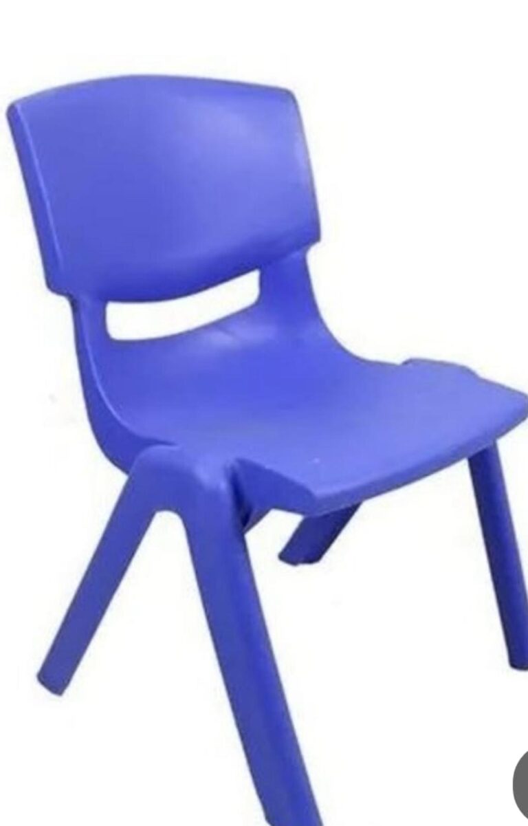 כסא פלסטיק כחול לגן