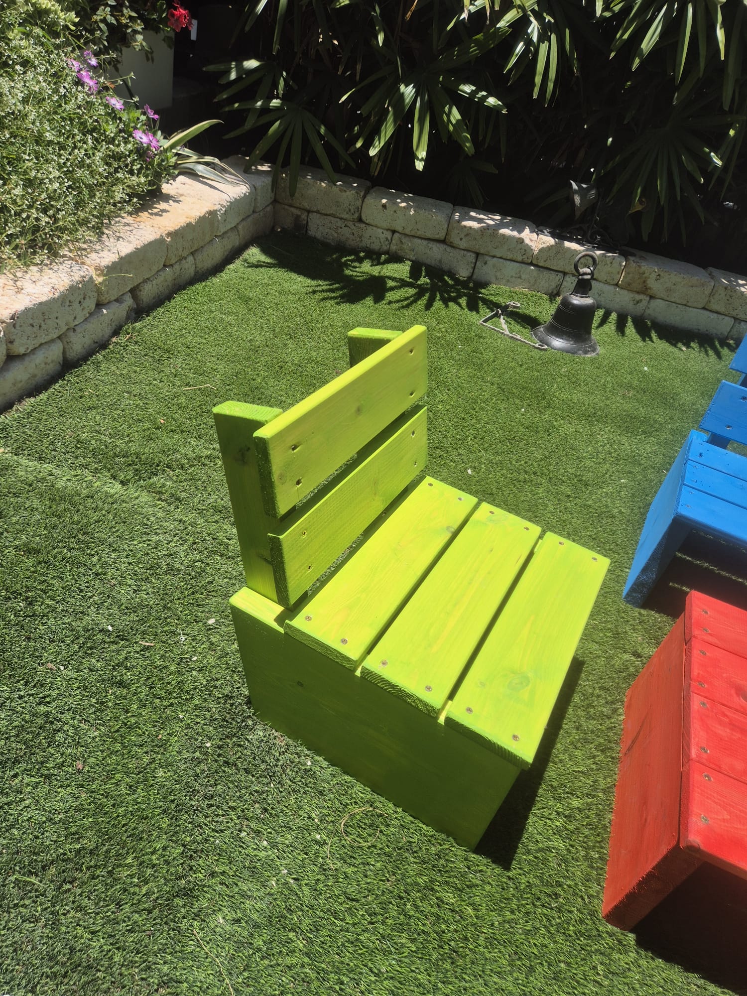 סט גן לילדים מעץ מלא: שולחן + ספסל + כיסאות – תמונה 2
